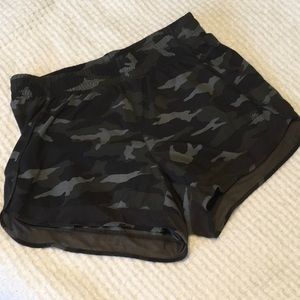 Womens Athleta Printed Mesh Racer Run Short 4” sz Med